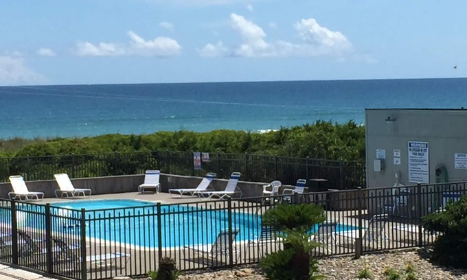 Morehead City Condominio | Southwinds Beach Condo, increíbles vistas al mar y al sonido, ¡además de 2 piscinas!
