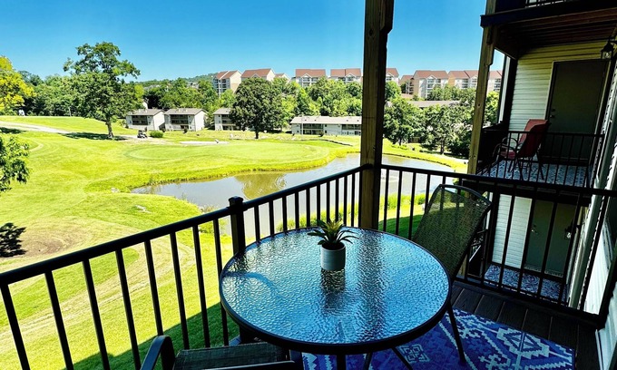 Table Rock Condominio | Beautiful Branson Pointe Royale One Bedroom King + Queen Sleeper Sofa
