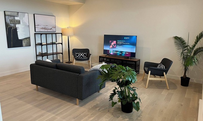 Burke Mountain Apartamento | Beautiful, bright and brand new suite-apartment