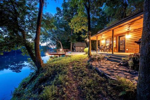 Broken Bow Casa | Beautiful Broken Bow Cabin with Private River Access