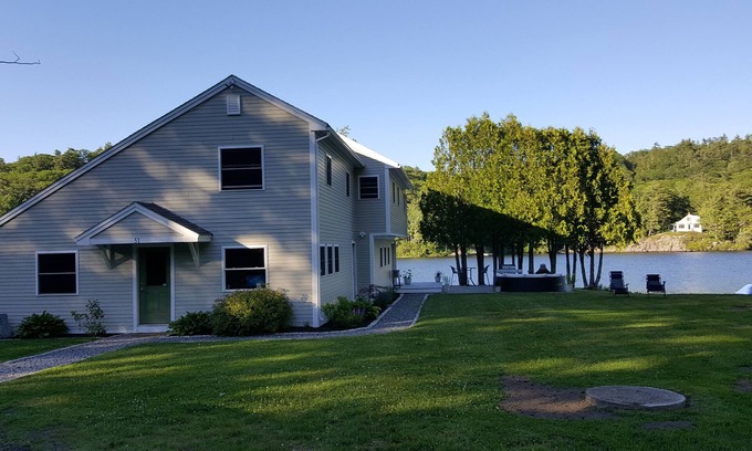 Camden Casa | ¡Impresionante casa justo en Hosmer Pond en Camden!