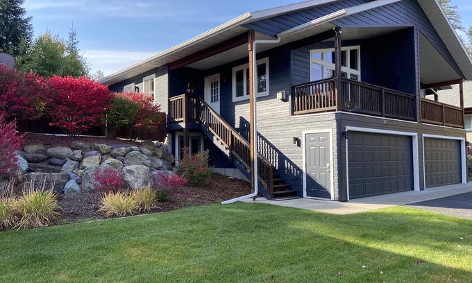 Whitefish Condominio | Hermoso condominio con aire acondicionado, jacuzzi y chimenea cerca de golf, lago, esquí y centro de la ciudad