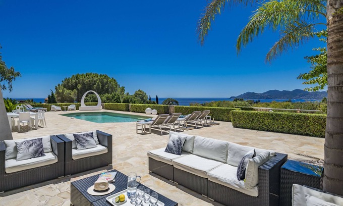 La Croix des Gardes Villa | Hermosa villa de estilo moderno con vistas panorámicas al mar