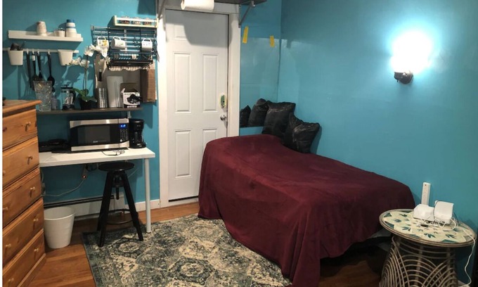 West Islip Apartamento | Beautiful Cosy studio with Deck , WiFi, Tv , huge yard , barbecue Rv parking