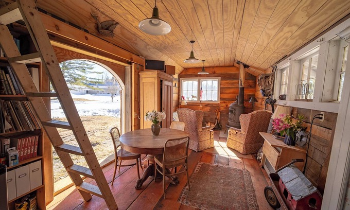South Londonderry Cabina | Beautiful country cabin with hot tub and outdoor shower in Londonderry