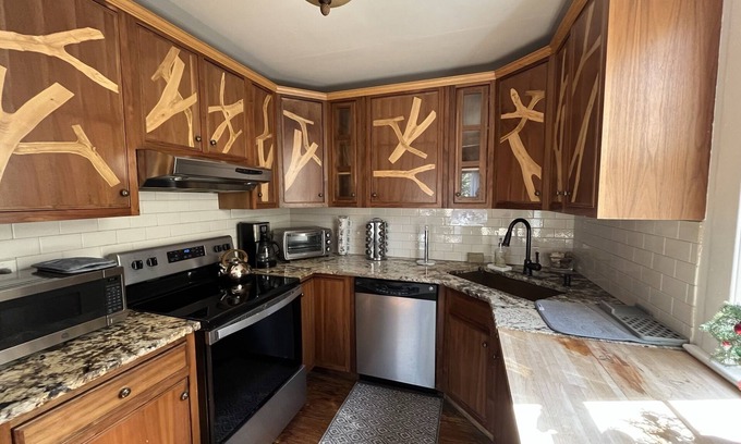 West Milford Casa | Beautiful Cozy Lakefront near farms, wineries, hiking, theme park & skiing !