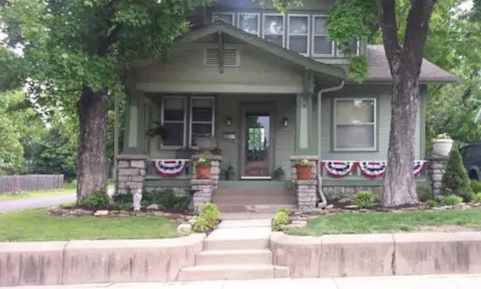 Springfield Casa | Beautiful Craftsman home near C-Street for you and your pets!