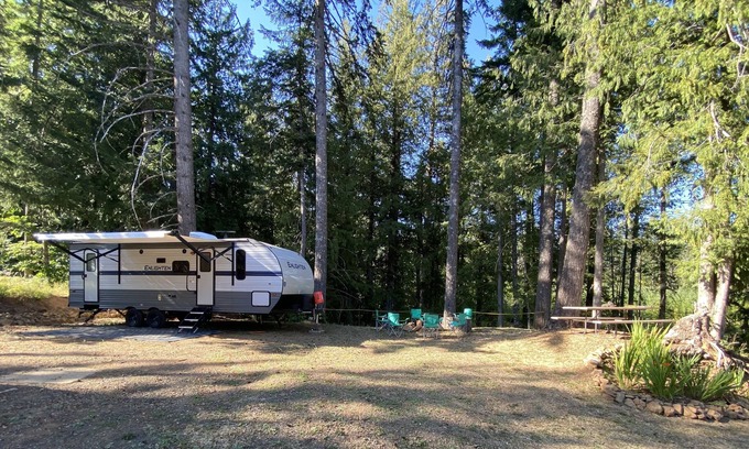 Cook Casa | Beautiful Creek Side Campsite on a Small Farm w/ 30ft Travel Trailer - Sleeps 8!