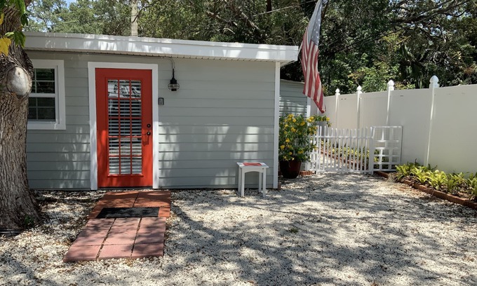 Palm Harbor Apartamento | Beautiful Detached Remodeled Cottage Studio/ Downtown Palm Harbor.NON FLOOD Zone
