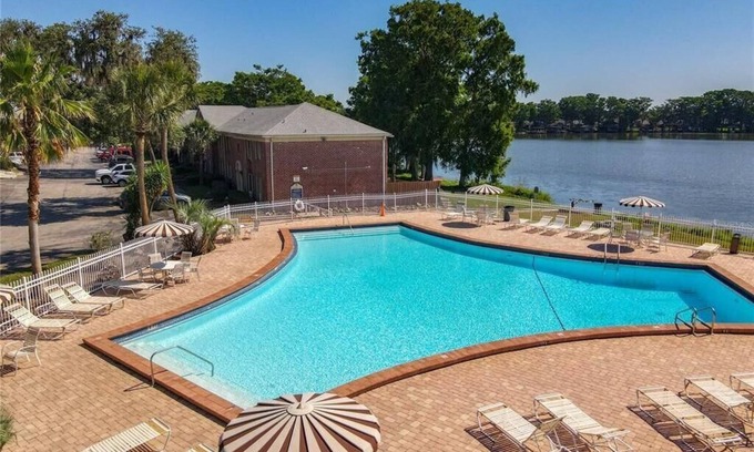 Casselberry Casa | Hermosa casa directa de la ciudad frente al lago en N. Orlando con WiFi