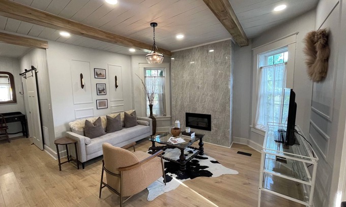 Alma Apartamento | Beautiful Downtown 3bd apartment close to all the good stuff!