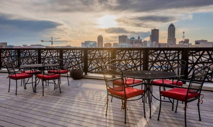 Downtown Des Moines Apartamento | Beautiful Downtown Suite With Free Parking Gym More