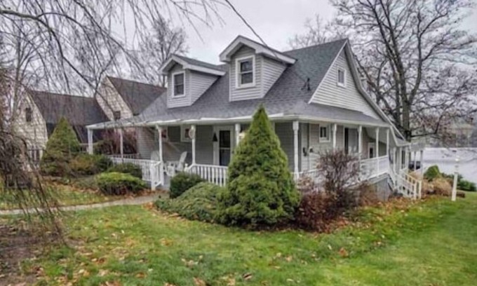 Dundee Cabaña | Beautiful East Waneta Lakeside Cottage!