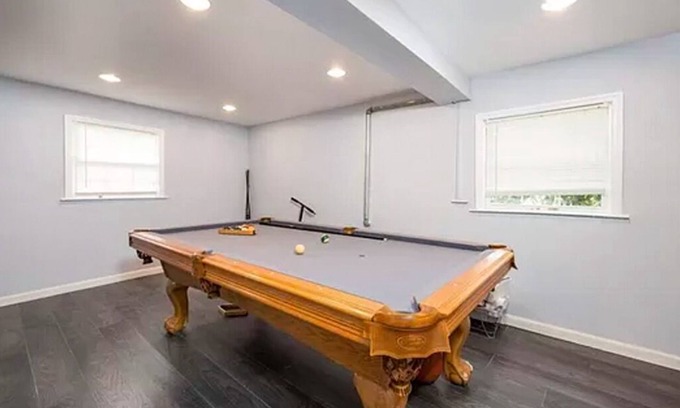 Egg Harbor City Casa | Beautiful Estate with Tennis Court and Swimming Pool