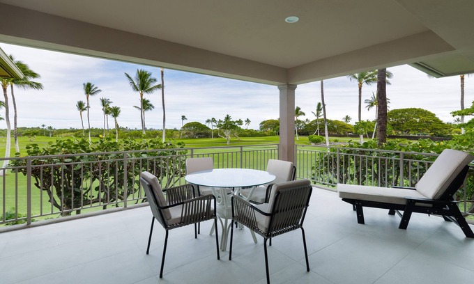 Kaupulehu Condominio | Fairway Villa 104A en Four Seasons Hualalai con DOS carros de golf de 4 plazas