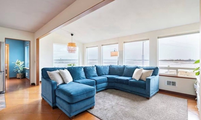 North Bend Casa | Beautiful Family-Friendly Waterfront Home in North Bend