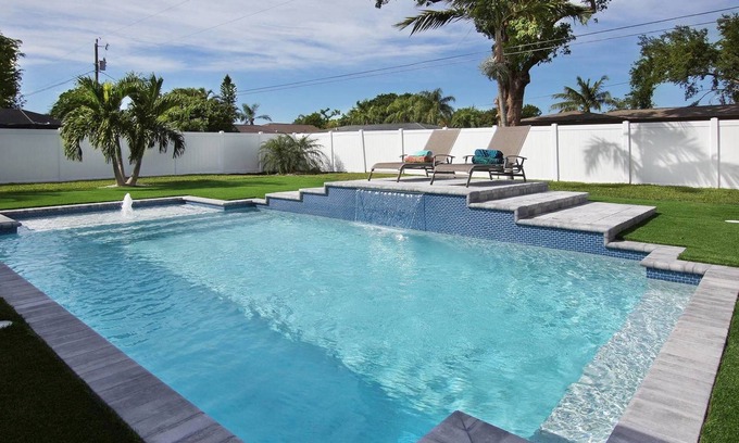 Caloosahatchee Casa | Hermosa casa completamente renovada con impresionante piscina climatizada, a pie del centro