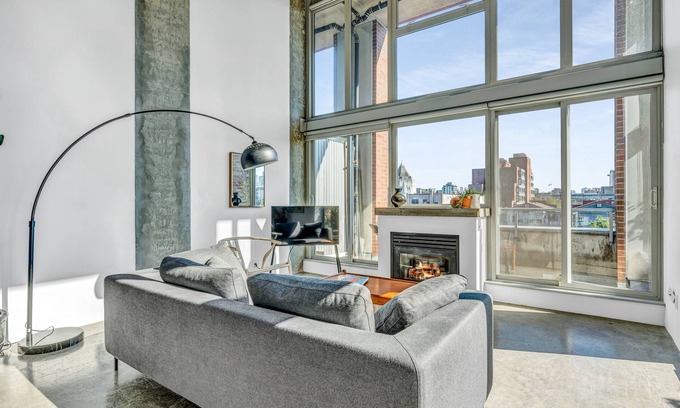 Downtown Eastside Condominio | Beautiful Gastown Loft