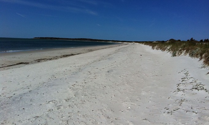 West Yarmouth Casa | Hermosa Great Island Pool Home, playas privadas, vistas al agua, Love Dogs!