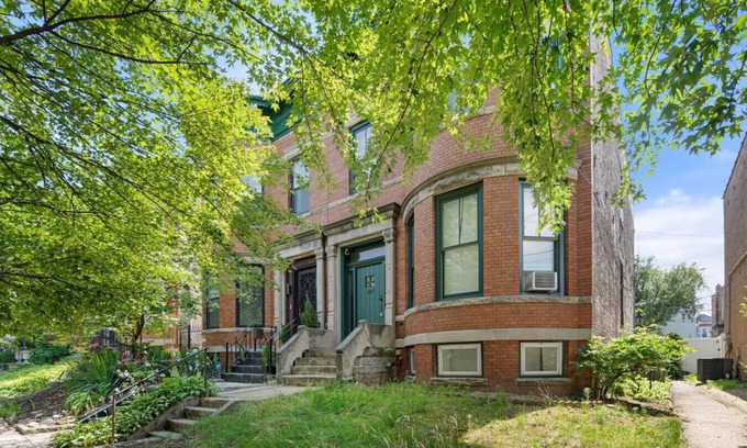 Greenville Casa | Beautiful Green-Door Brownstone - Entire Apartment