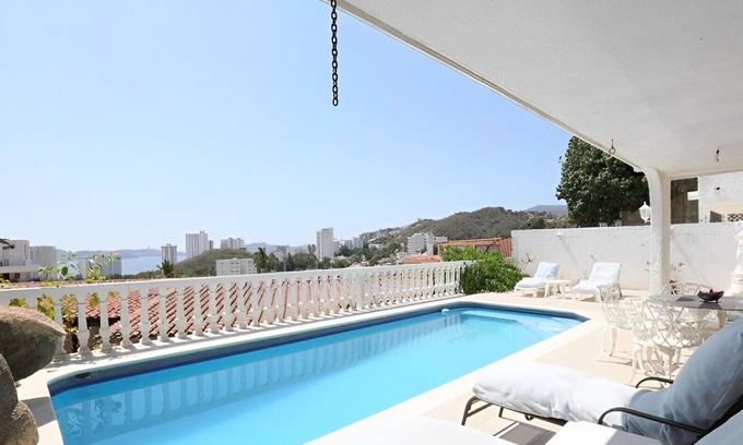 Lomas de Costa Azul Casa | Hermosa casa con alberca y vista a la Bahía