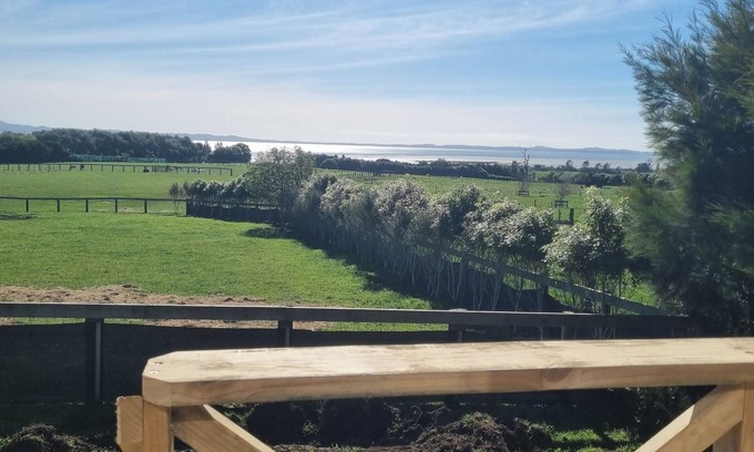 Clarks Beach Apartamento | Beautiful harbour and rural farm views. Stunning views of sky tower and airport.
