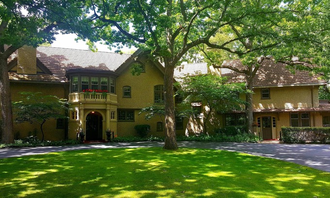 Oconomowoc Casa | Hermosa mansión histórica Tudor con ataque frontal del lago