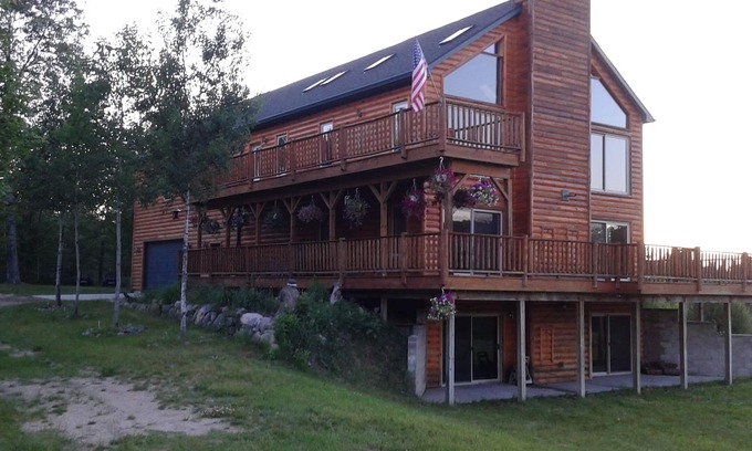 Comins Casa | Gran casa privada en 50 acres junto al golf y senderos.