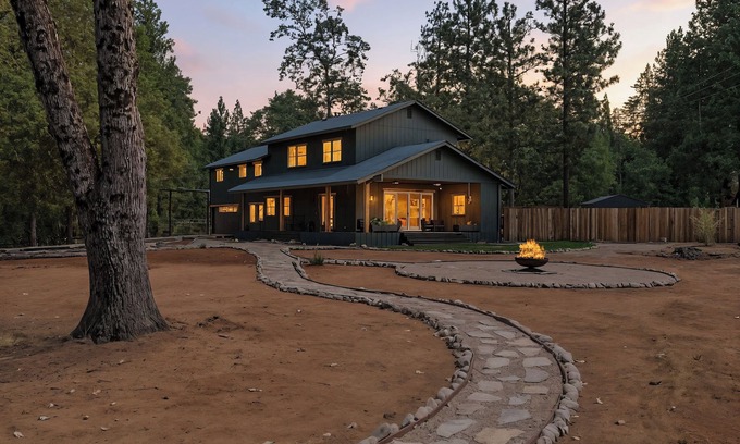Glencoe Casa | Beautiful Home Close To Activities with WiFi.
