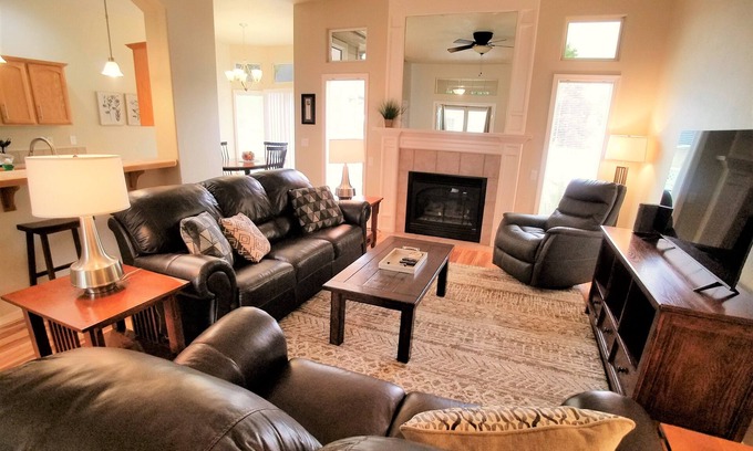 Meridian Casa | Beautiful Home in Golf Course Community - 3 Bedroom plus Den
