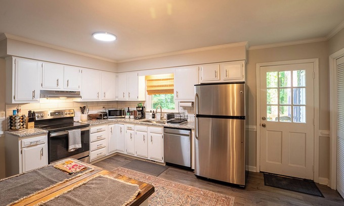 North Raleigh Casa | Beautiful Home in North Raleigh- Dog Friendly- Discounts for extended stay!