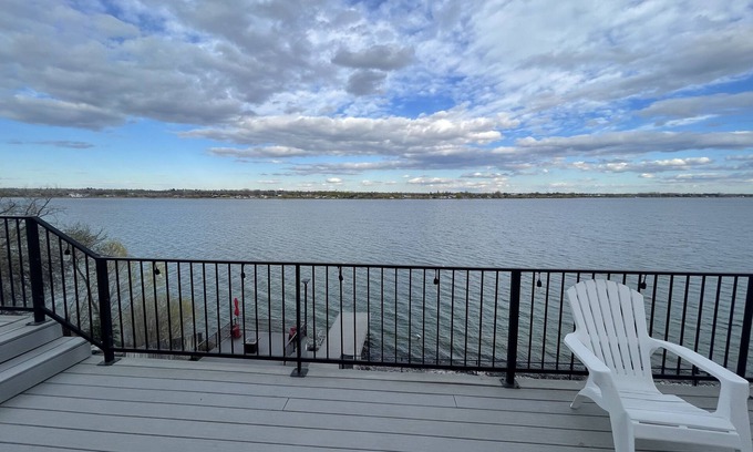 Stratford Casa | Beautiful Home located on Moses lake! Sleeps 12, fully gated and ready to enjoy!