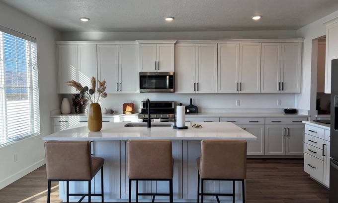 American Fork Casa | Beautiful home near Thanksgiving Point. Views of Utah Lake, sunrise and sunset