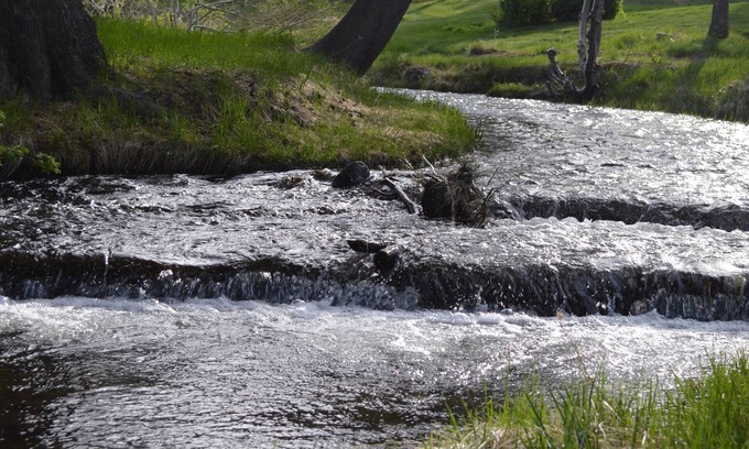 Mammoth Lakes Casa | Impresionante casa en un hermoso arroyo y reserva natural, remodelado y vistas al monte !!
