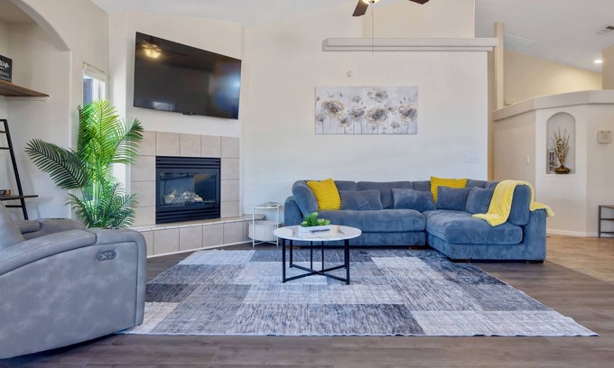 Visalia Casa | Beautiful Home Sequoia Park w/Office Pet Friendly