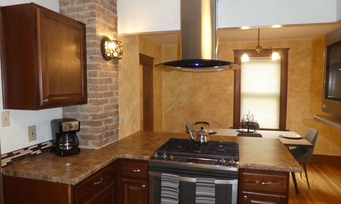 Central Colorado Springs Casa | Hermosa casa en el centro y por Colorado College. Nuevos muebles y limpio!