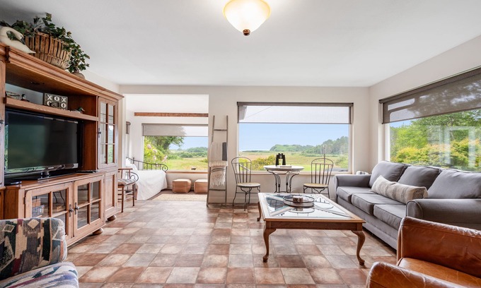 Orick Casa | Hermosa casa con vista al mar y a la playa, estufa de leña y chimenea.