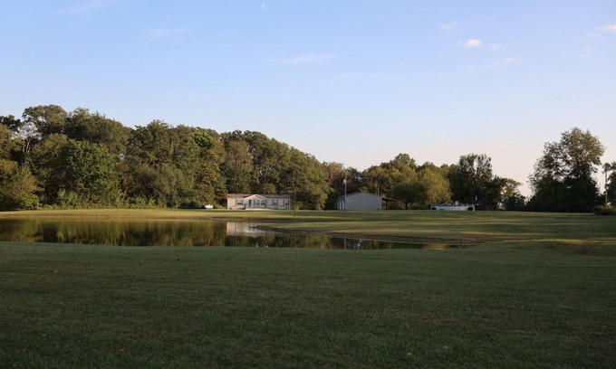 Barnhill Casa | Beautiful home with pool in Wayne City