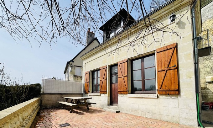 Nazelles-Negron Casa | Beautiful house with a garden on a hill near Amboise