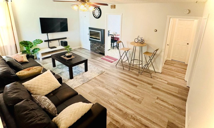 Leduc Casa | Beautiful house/self check in/7 mins to YEG Airport/Nature walk🌴
