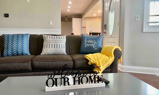 Carpentersville Casa | Beautiful house for 12~Games Room ~Pet friendly