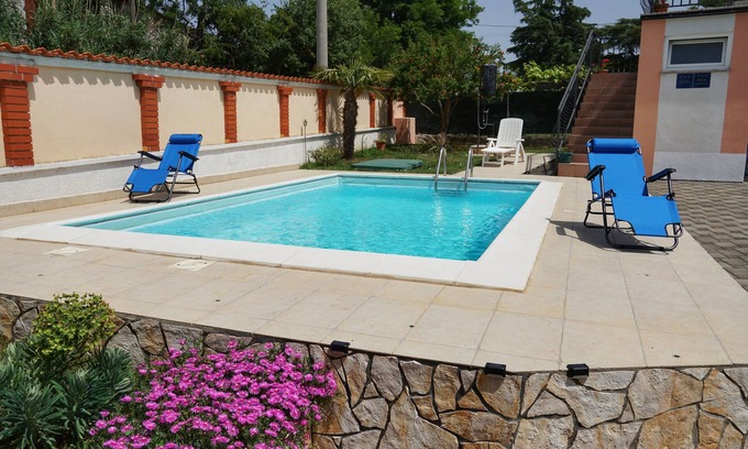 Kosinozici Casa | Hermosa casa con piscina y jardín en una zona tranquila en Porec