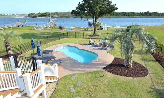 Shallotte Casa | Impresionantes vistas de ICW! Piscina climatizada, muelle privado, jacuzzi, pozo de fuego, kayaks!