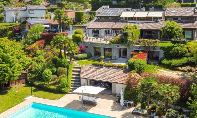 Casnate Con Bernate Villa | Casa de vacaciones con WIFI, piscina privada, A/C, TV, patio, mascotas permitida, vista panorámica