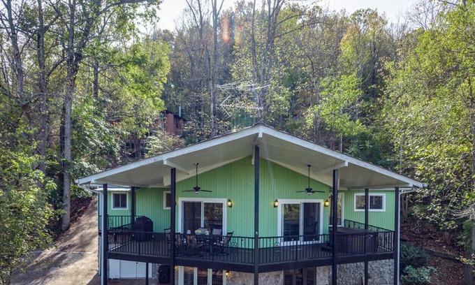 Silver Point Casa | Beautiful Lake Cabin, Hot Tub, WIFI, Steps to Lake/View