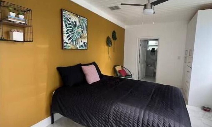 Pembroke Park Casa | Beautiful Lake House Close to Miami