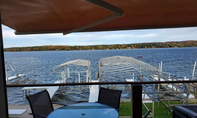 East Jordan Condominio | Hermoso condominio Lake Life en el lago Charlevoix con embarcación opcional.