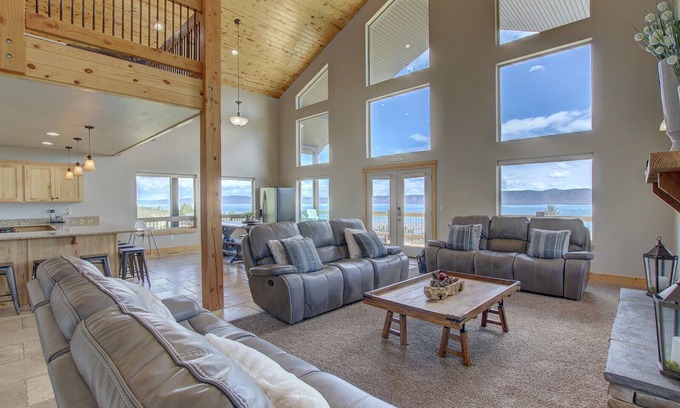 Harbor Village Casa | Beautiful Lake View - Sleeps 26+ - Hot Tub - Deck - Cabin