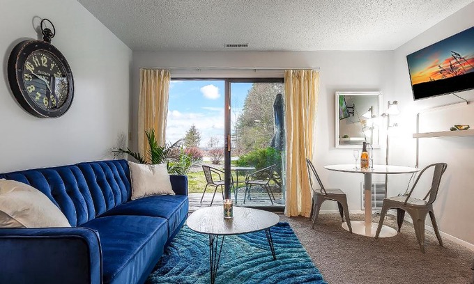 Acme Apartamento | Beautiful Lake View Studio Condo at The Shores