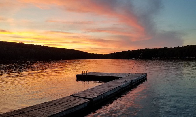 Lakeville Cabina | Su vista desde el muelle! Hermosa cabaña frente al lago en el lago Wallenpaupack